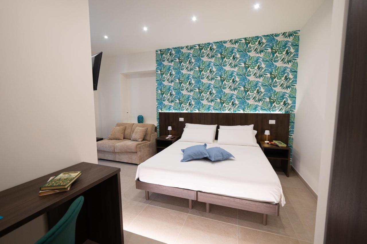 Numisia Guest House 泰拉奇纳 外观 照片